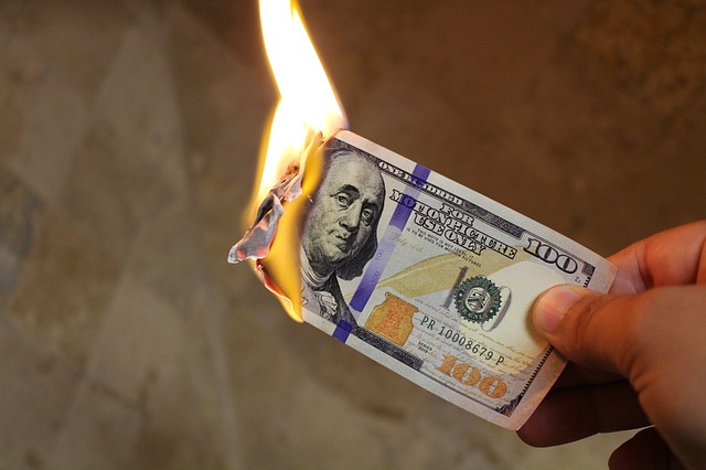Burning-money-2113914 640.jpg